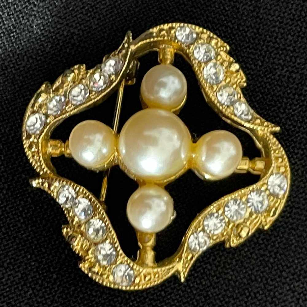 Richelieu Vintage Pearl & Rhinestone Brooch